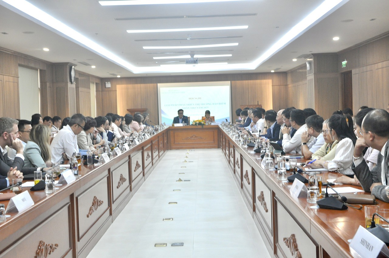 Toàn cảnh Hội nghị đối thoại với các doanh nghiệp về các giải pháp phát triển thị trường bảo hiểm nhân thọ trong năm 2025.
