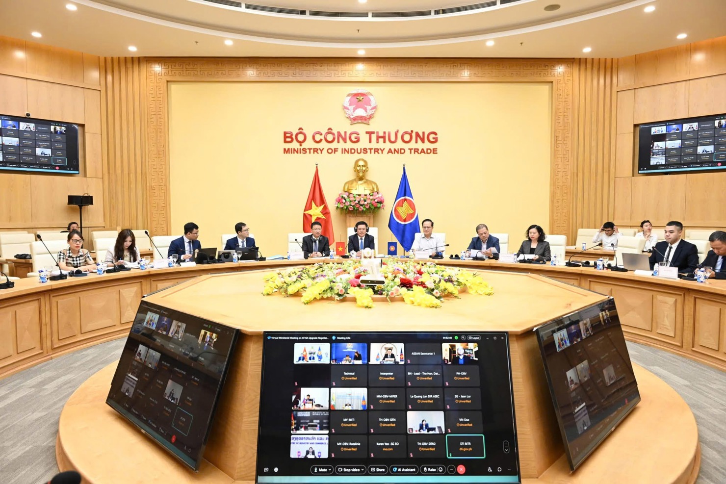 Bộ trưởng Bộ Công Thương Nguyễn Hồng Diên làm Trưởng đoàn Hội nghị Bộ trưởng Kinh tế ASEAN đặc biệt lần thứ hai về đàm phán nâng cấp Hiệp định Thương mại Hàng hóa ASEAN (ATIGA) .