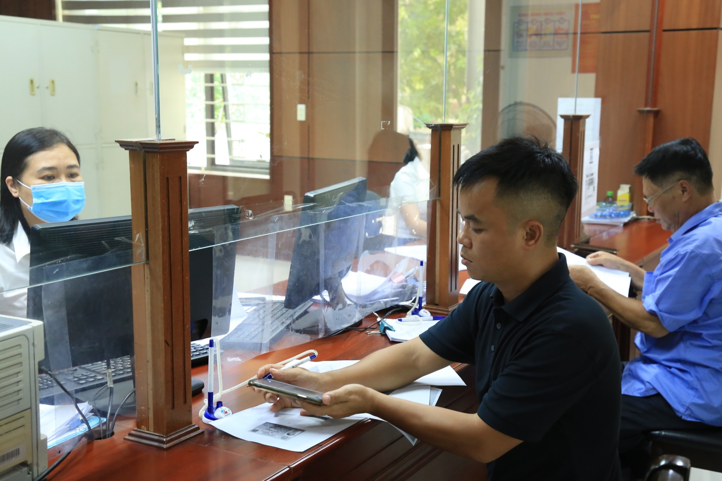 Các chính sách miễn, giảm, gia hạn thuế đang được thực hiện để hỗ trợ người dân, doanh nghiệp. Ảnh: Thùy Linh.