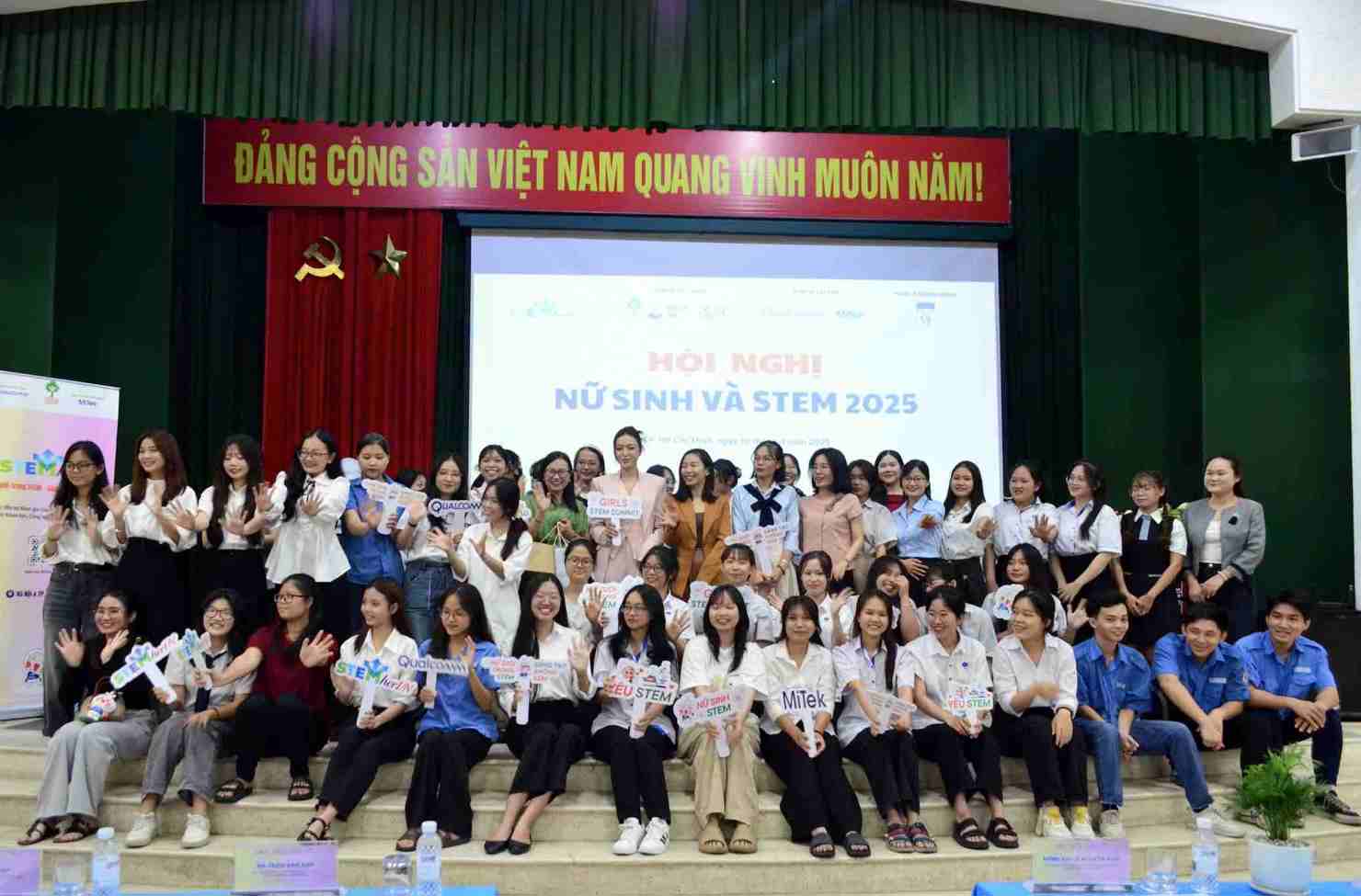 Tập thể khách mời và các bạn học sinh, sinh viên tại Hội nghị.