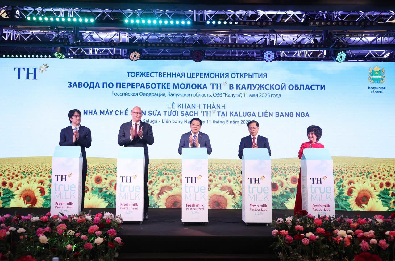 Nghi thức nhấn nút khánh thành nhà máy diễn ra tại tỉnh Kaluga. Ảnh: TH true Milk