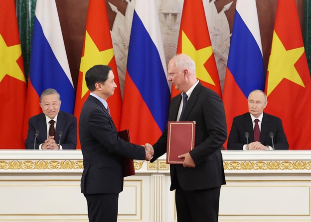 Ông Kirill Dmitriev, Đại diện đặc biệt của Tổng thống Nga về kinh tế và đầu tư nước ngoài, Tổng Giám đốc Quỹ Đầu tư Trực tiếp Nga (RDIF) đại diện phía Nga trao đổi văn kiện hợp tác với ông Ngô Chí Dũng, Chủ tịch kiêm Tổng Giám đốc Công ty Vắc xin VNVC trước sự chứng kiến của Tổng thống Nga Putin và Tổng Bí thư Tô Lâm.