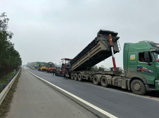 Sửa chữa đoạn Km96+135-:-Km96+145,51, tuyến cao tốc Nội Bài - Lào Cai. Ảnh: VEC
