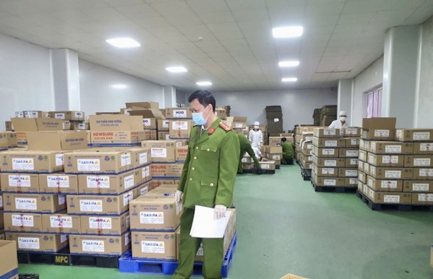 Cơ quan công an kiểm tra hàng hóa