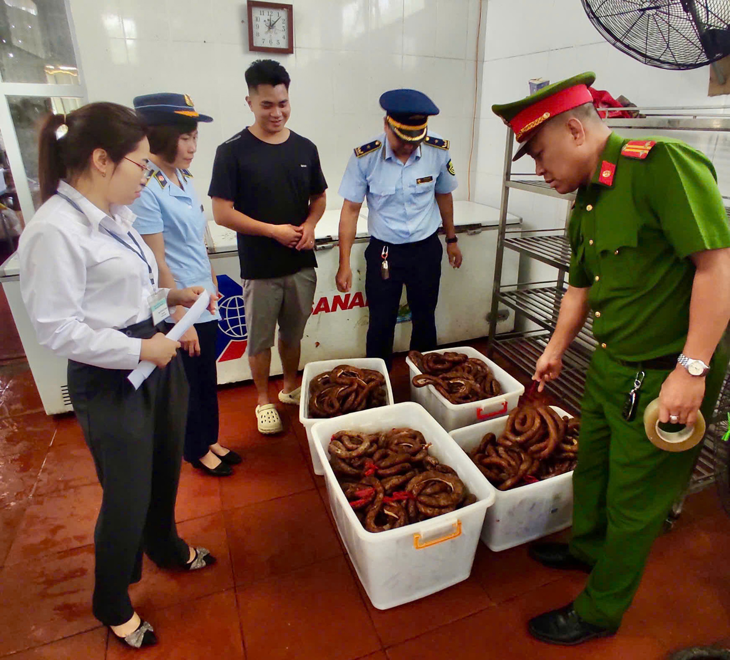 Lực lượng QLTT Quảng Ninh phối hợp kiểm tra cơ sở kinh doanh thực phẩm.