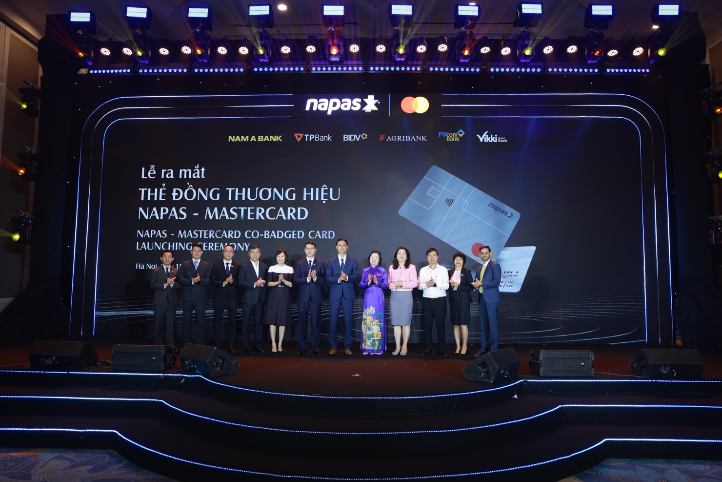 Lãnh đạo NAPAS, Mastercard và đại diện 6 ngân hàng phát hành thẻ đồng thương hiệu.