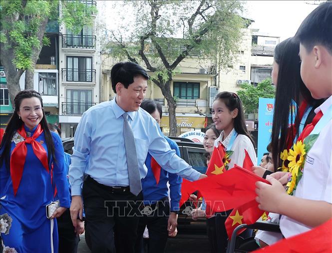 Chủ tịch nước Lương Cường và các đội viên, thiếu niên, nhi đồng dự Đại hội Cháu ngoan Bác Hồ toàn quốc lần thứ X - năm 2025. - Ảnh: TTXVN