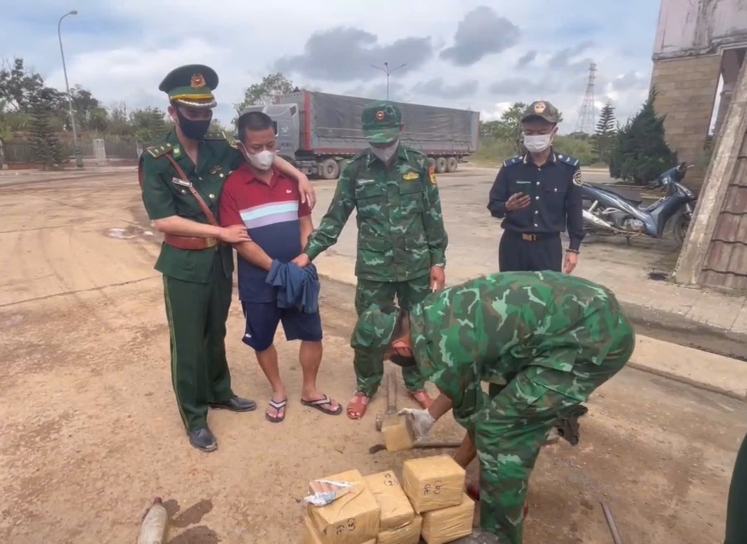 Hải quan và Biên phòng Quảng Nam bắt đối tượng vận chuyển 38 bánh ma túy.