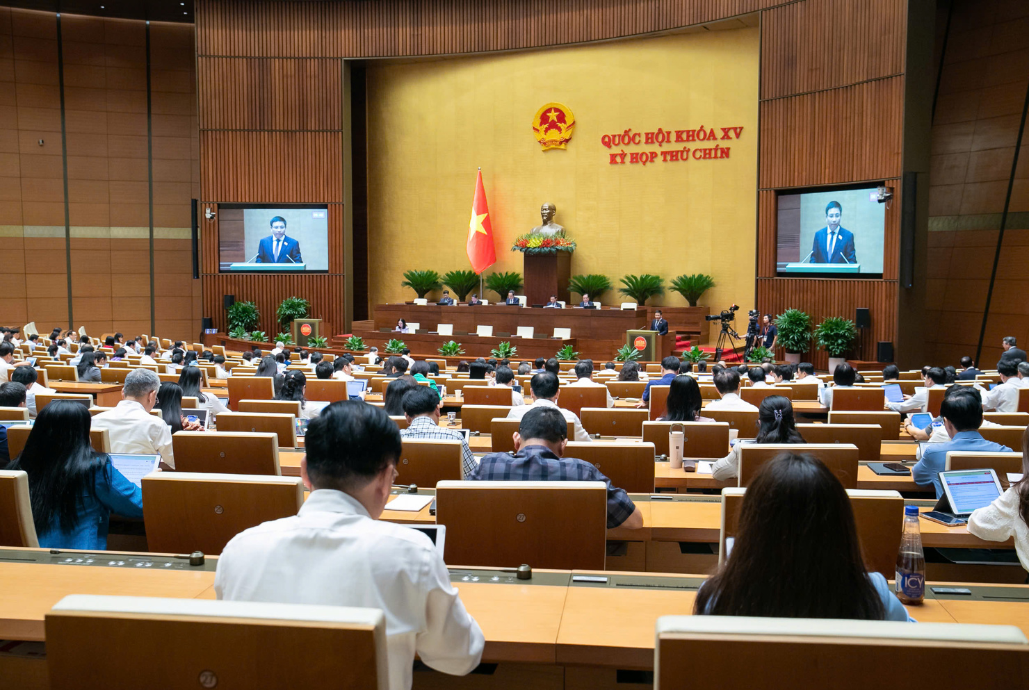 Quang cảnh phiên họp.