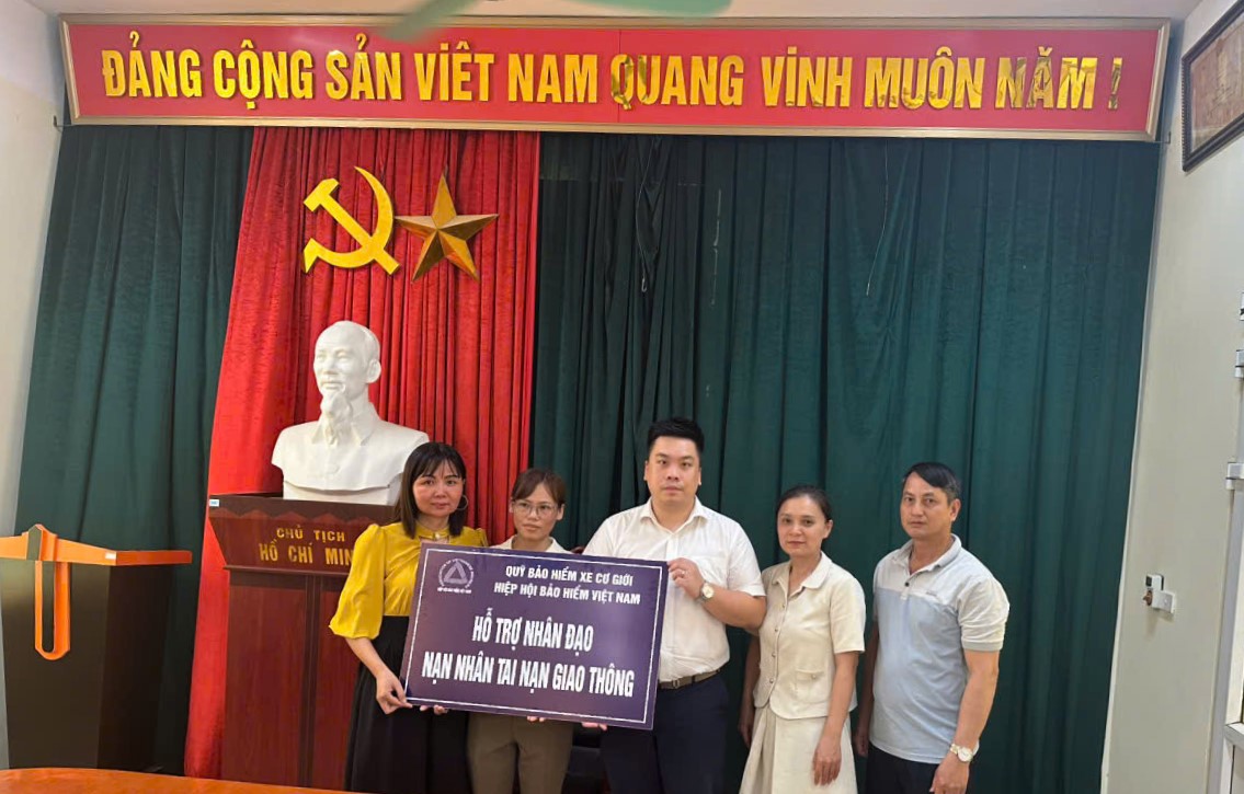 Đại diện Quỹ Bảo hiểm xe cơ giới hỗ trợ nhân đạo gia đình nạn nhân không may thương vong do tai nạn giao thông tại Thanh Hoá.