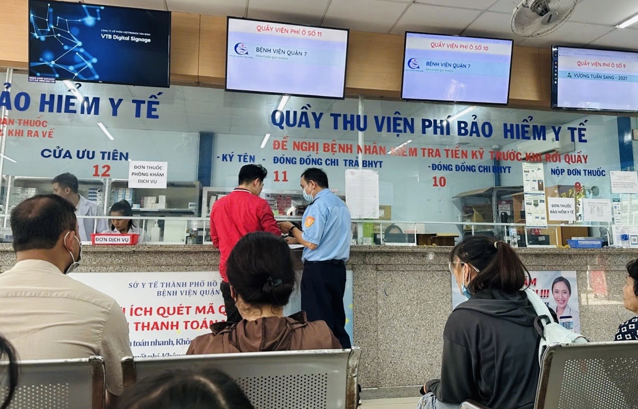 Người dân tới đăng ký khám chữa bệnh tại cơ sở y tế TP. Hồ Chí Minh. Ảnh: Lê Thu