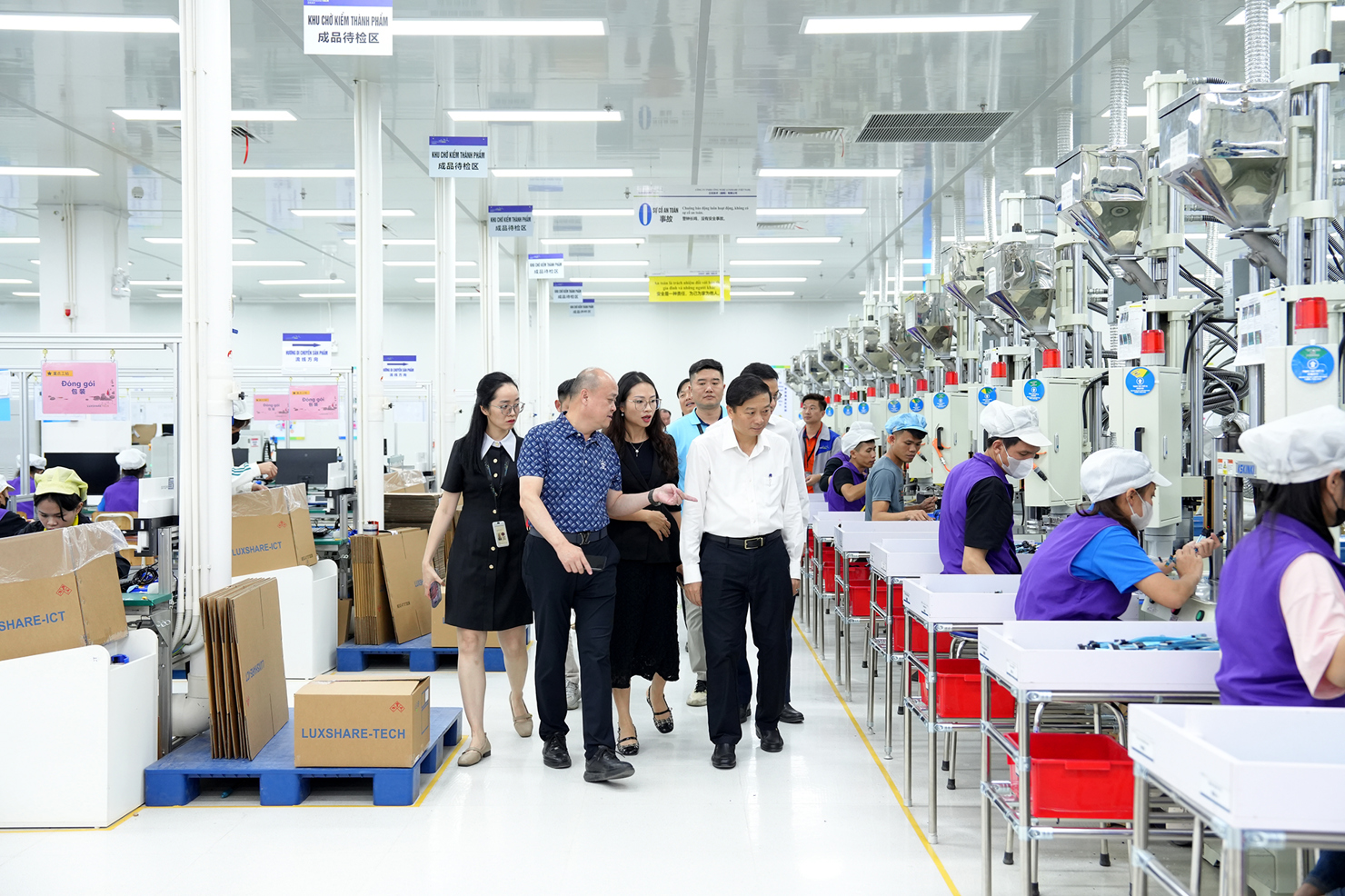 Lãnh đạo UBND tỉnh Nghệ An thăm và làm việc tại một doanh nghiệp trên địa bàn. 