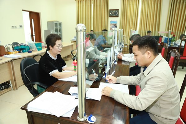 Cán bộ thuế hướng dẫn người nộp thuế sử dụng eTax Mobile.
