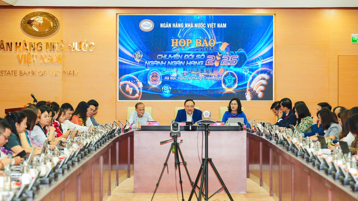 Họp báo công bố sự kiện “Chuyển đổi số ngành Ngân hàng năm 2025”.