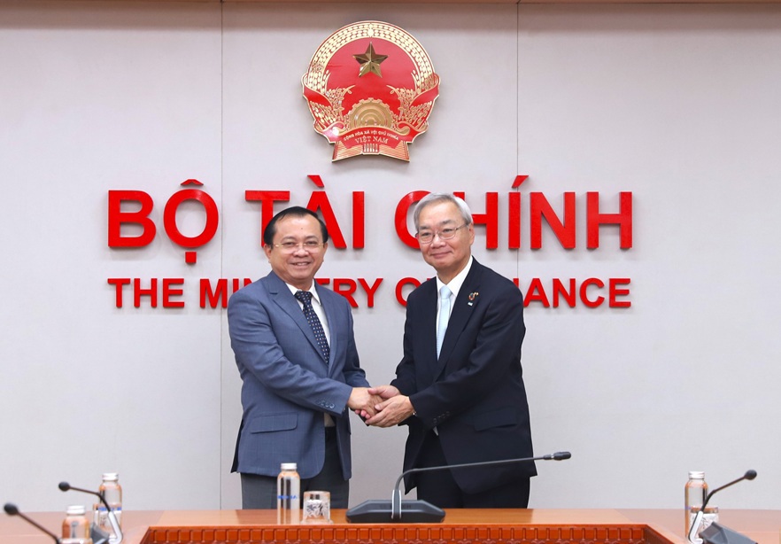 Thứ trưởng Bộ Tài chính Lê Tấn Cận tiếp và làm việc với lãnh đạo cấp cao Tập đoàn Bảo hiểm MS&AD (Nhật Bản).