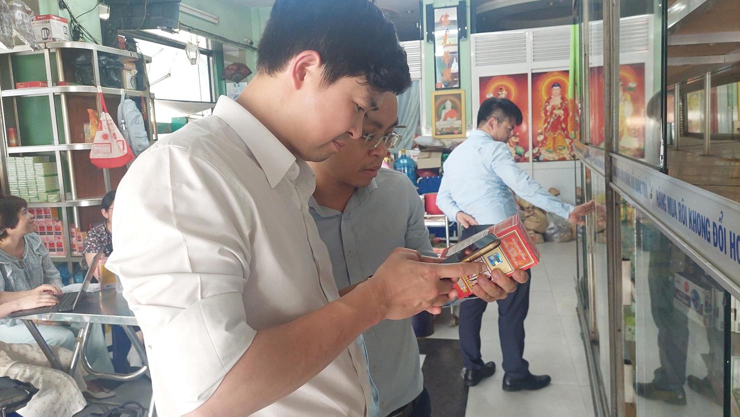 Lực lượng chức năng kiểm tra hàng hóa vi phạm trong lĩnh vực dược