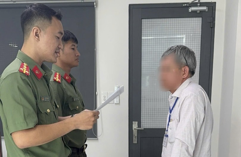 Phòng An ninh chính trị nội bộ, Công an TP. Hồ Chí Minh tống đạt Quyết định xử phạt đối với ông T.H.N.A.