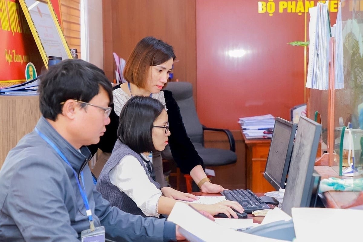 Hướng dẫn thủ tục hành chính cho người dân tại cấp xã.