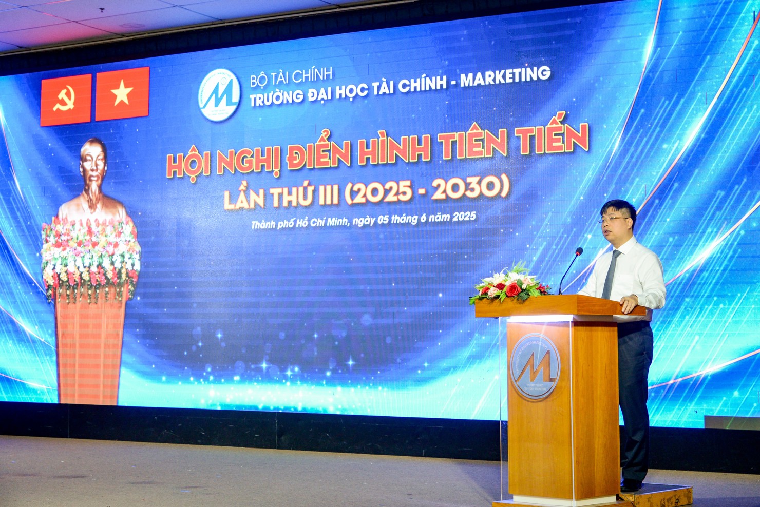 PGS. TS. Phạm Tiến Đạt, Hiệu trưởng - Chủ tịch Hội đồng Thi đua, khen thưởng phát biểu khai mạc Hội nghị.