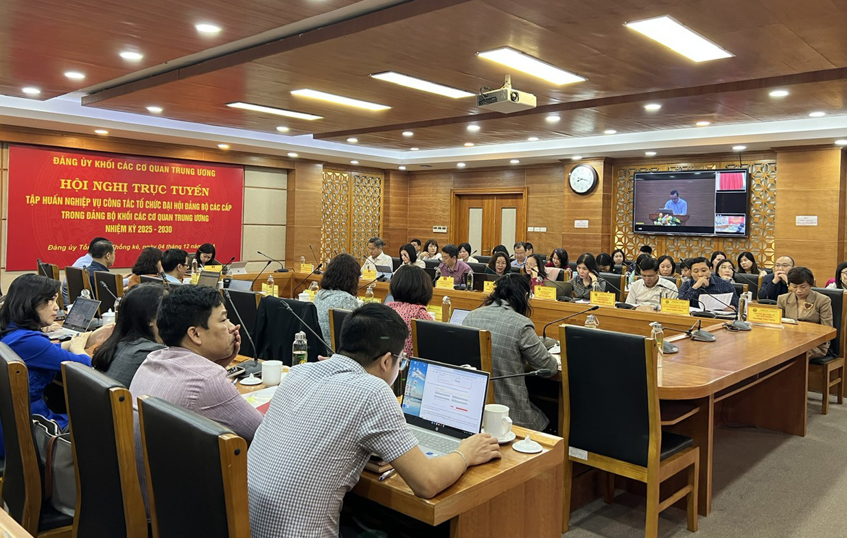 Đảng uỷ Cục Thống kê nghiêm túc kiểm tra việc tham gia buổi tập huấn nghiệp vụ công tác đảng đối với ủy viên Ban Chấp hành đảng bộ bộ phận, chi ủy viên của các Chi bộ trực thuộc 