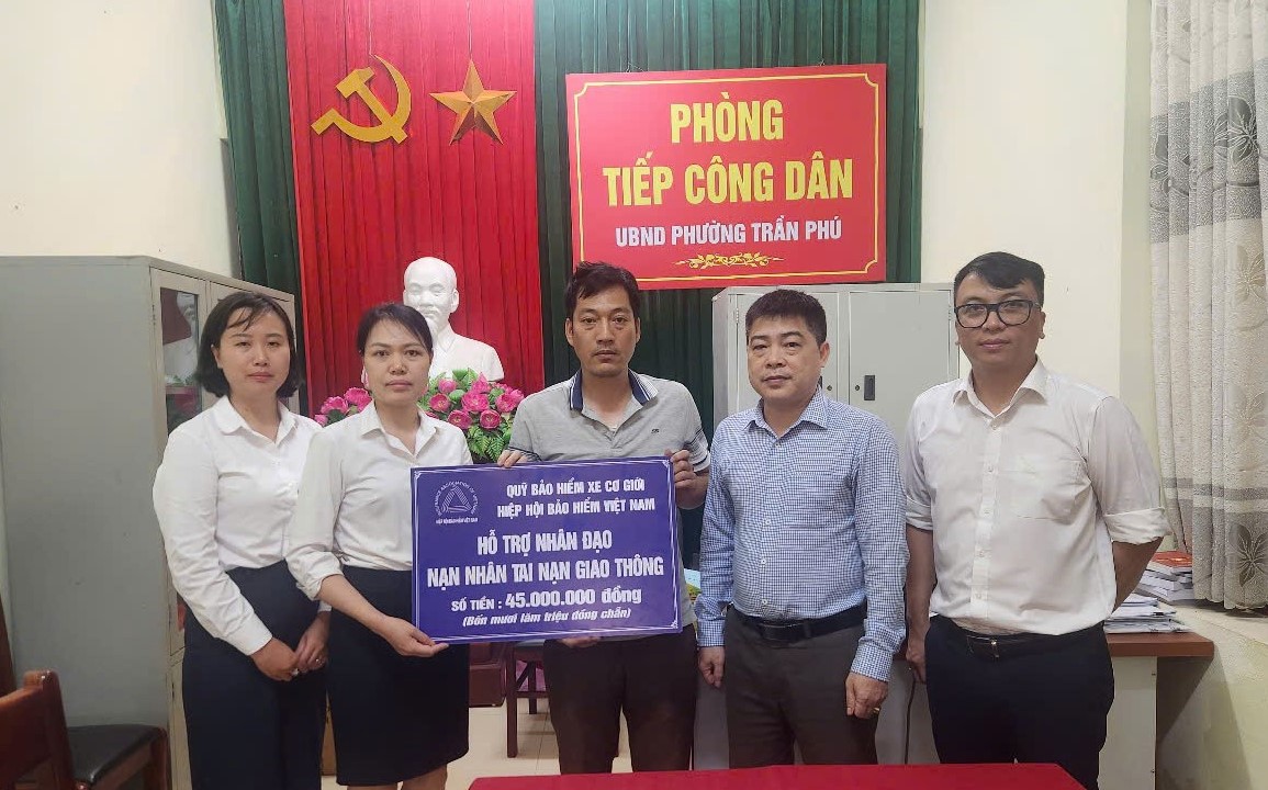 Đại diện Quỹ Bảo hiểm xe cơ giới trao hỗ trợ nhân đạo cho gia đình nạn nhân.