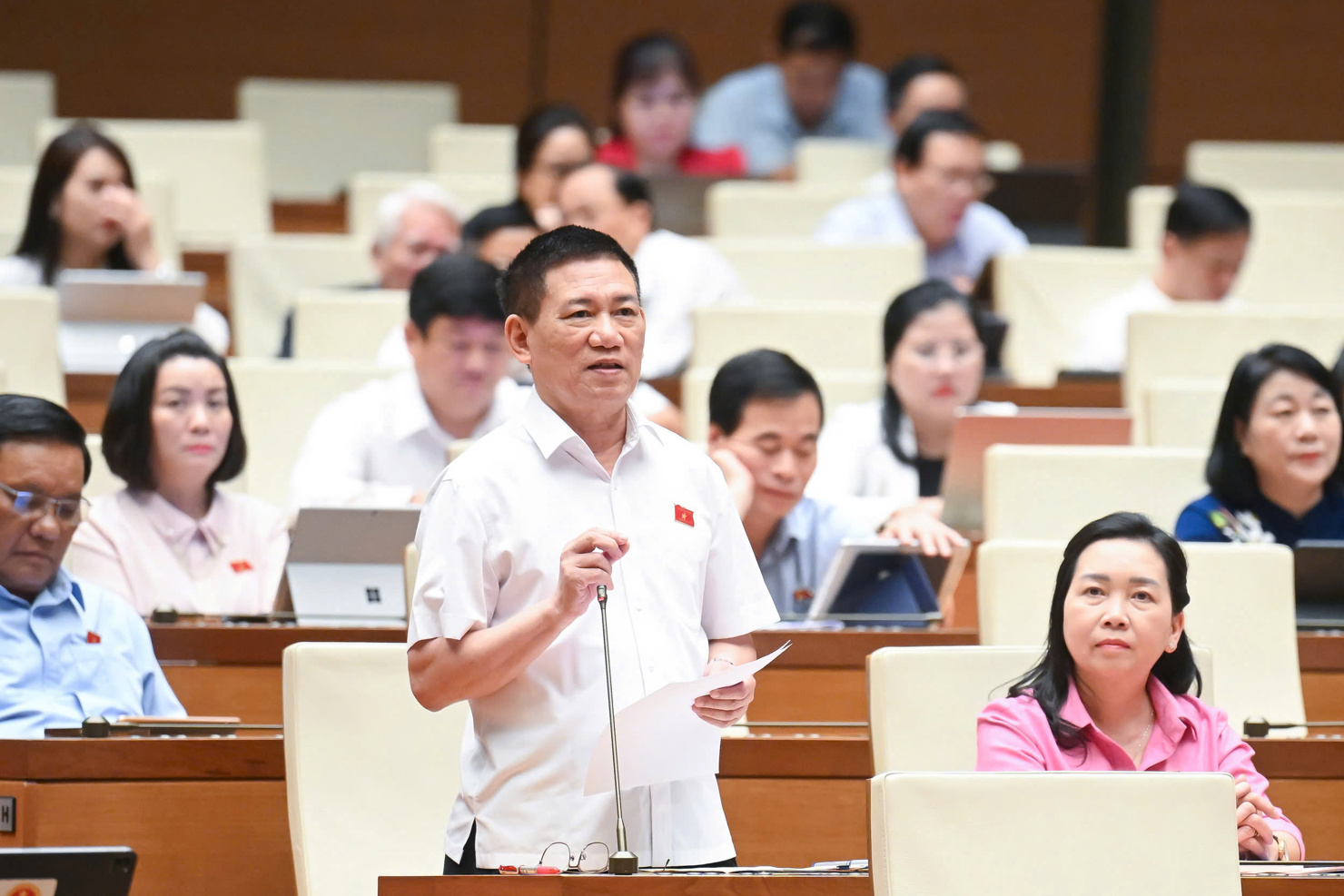 Phó Thủ tướng Chính phủ Hồ Đức Phớc giải trình tại phiên chất vấn của Quốc hội về lĩnh vực tài chính.