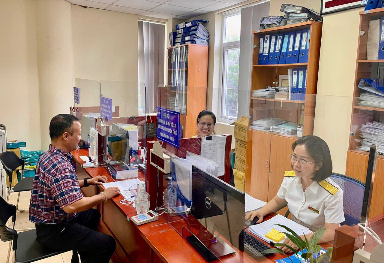 Cơ quan thuế quản lý trực tiếp người nộp thuế lập và gửi hồ sơ đề nghị xóa đến cơ quan thuế cấp tỉnh để thẩm định. Ảnh: TNga.