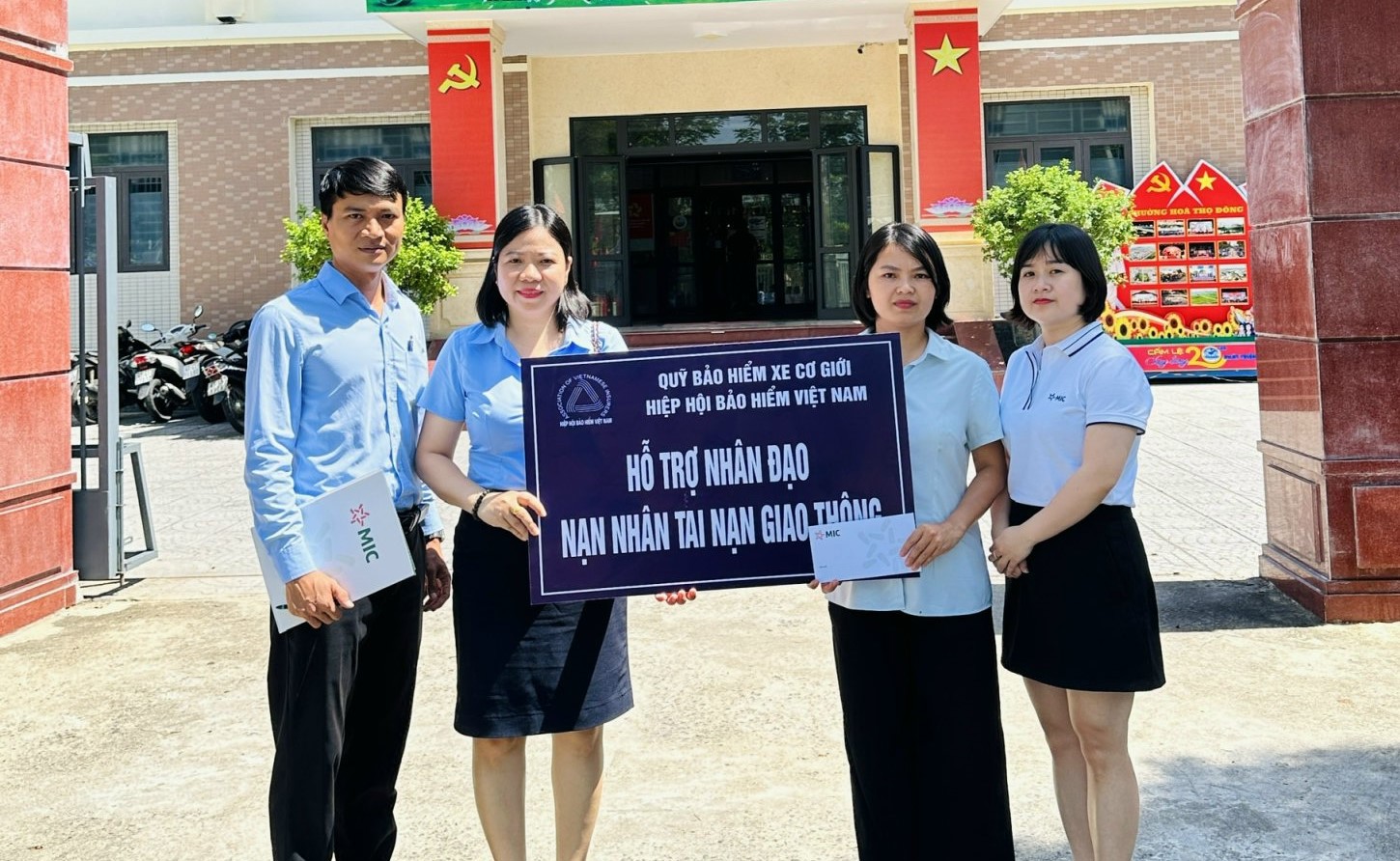 Công ty Bảo hiểm MIC Đà Nẵng đại diện Quỹ Bảo hiểm xe cơ giới trao hỗ trợ nhân đạo cho gia đình nạn nhân tại TP. Đà Nẵng.