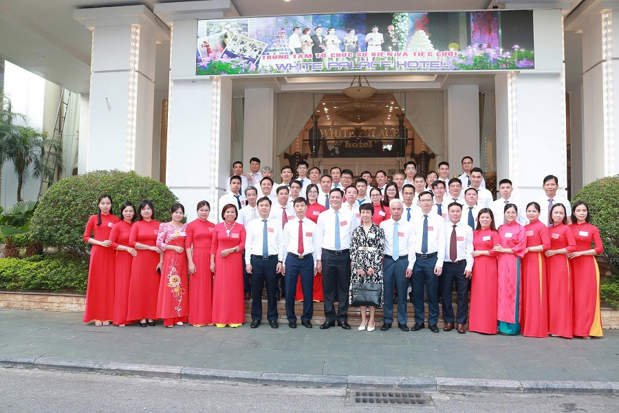 Toàn thể cán bộ CCVC và người lao động Ban Quản lý KKT và các KCN tỉnh Thái Bình chụp ảnh lưu niệm tại Đại hội Đảng bộ Ban Quản lý KKT và các KCN tỉnh Thái Bình nhiệm kỳ 2025-2030