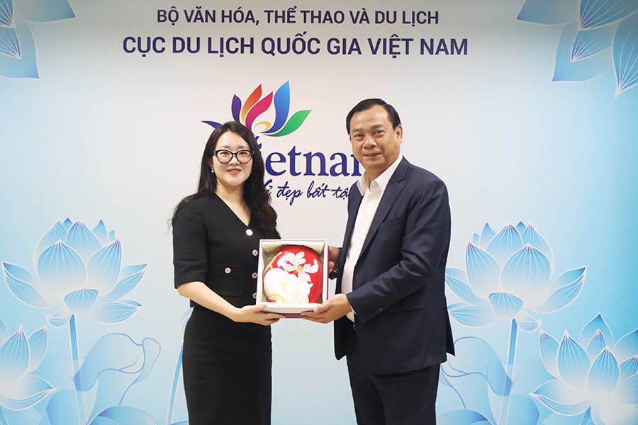 Cục trưởng Cục Du lịch Quốc gia Việt Nam Nguyễn Trùng Khánh tặng quà lưu niệm Giám đốc Kinh doanh và Phân phối, Tập đoàn Marriot International Hyemi Chung. Ảnh: TITC