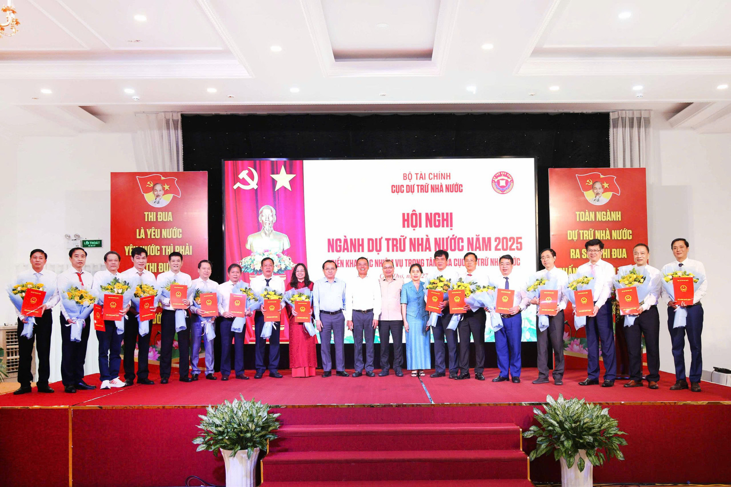 Thứ trưởng Bộ Tài chính Lê Tấn Cận, Lãnh đạo Cục Dự trữ Nhà nước trao Quyết định bổ nhiệm, tặng hoa chúc mừng các đồng chí Chi Cục trưởng.