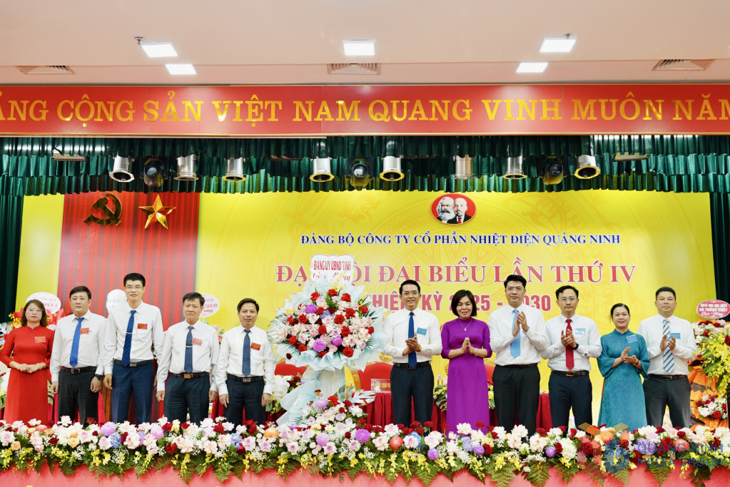 Đồng chí Vũ Ngọc Tuấn, Phó Bí thư Đảng ủy UBND tỉnh tặng hoa chúc mừng Đại hội.