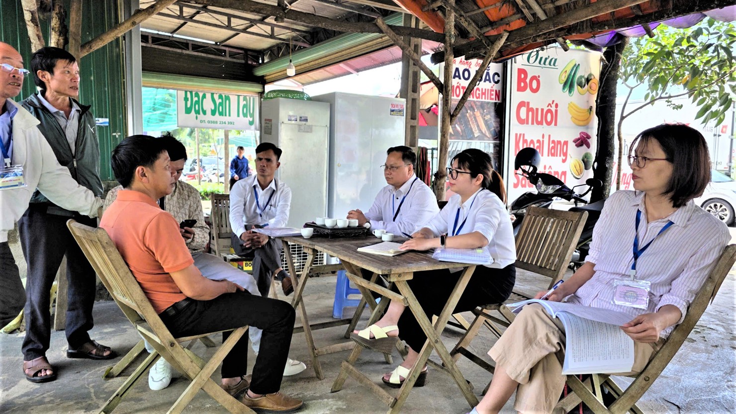 Trưởng Thống kê tỉnh Lâm Đồng Phạm Quốc Hùng cùng đoàn giám sát tại địa bàn điều tra