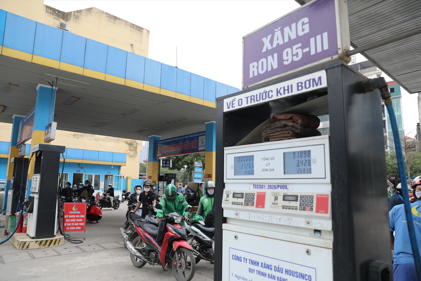 Bộ Tài chính đang xây dựng Dự thảo Nghị quyết của Ủy ban Thường vụ Quốc hội nhằm quy định mức thuế bảo vệ môi trường áp dụng đối với các mặt hàng xăng, dầu, mỡ nhờn trong năm 2026. 