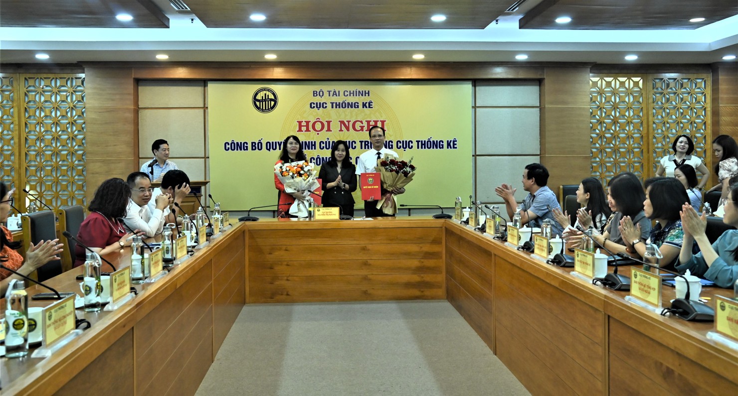 Cục trưởng Cục Thống kê (Bộ Tài chính) Nguyễn Thị Hương đã trao quyết định bổ nhiệm và tặng hoa chúc mừng các đồng chí Nguyễn Thị Thanh Mai và Lê Gia Phong