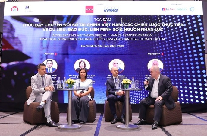 Các diễn giả tại phiên thảo luận chủ đề “Đạo đức trong kỷ nguyên dữ liệu và AI”. Ảnh: BTC