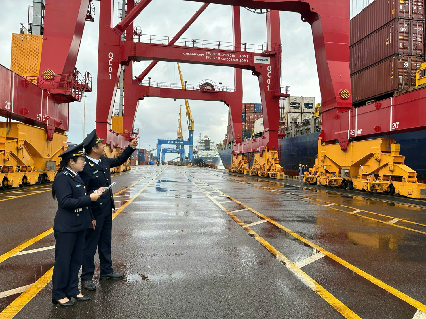 Các doanh nghiệp kinh doanh cảng đang chú trọng đầu tư trang thiết bị hiện đại. Ảnh: T.H