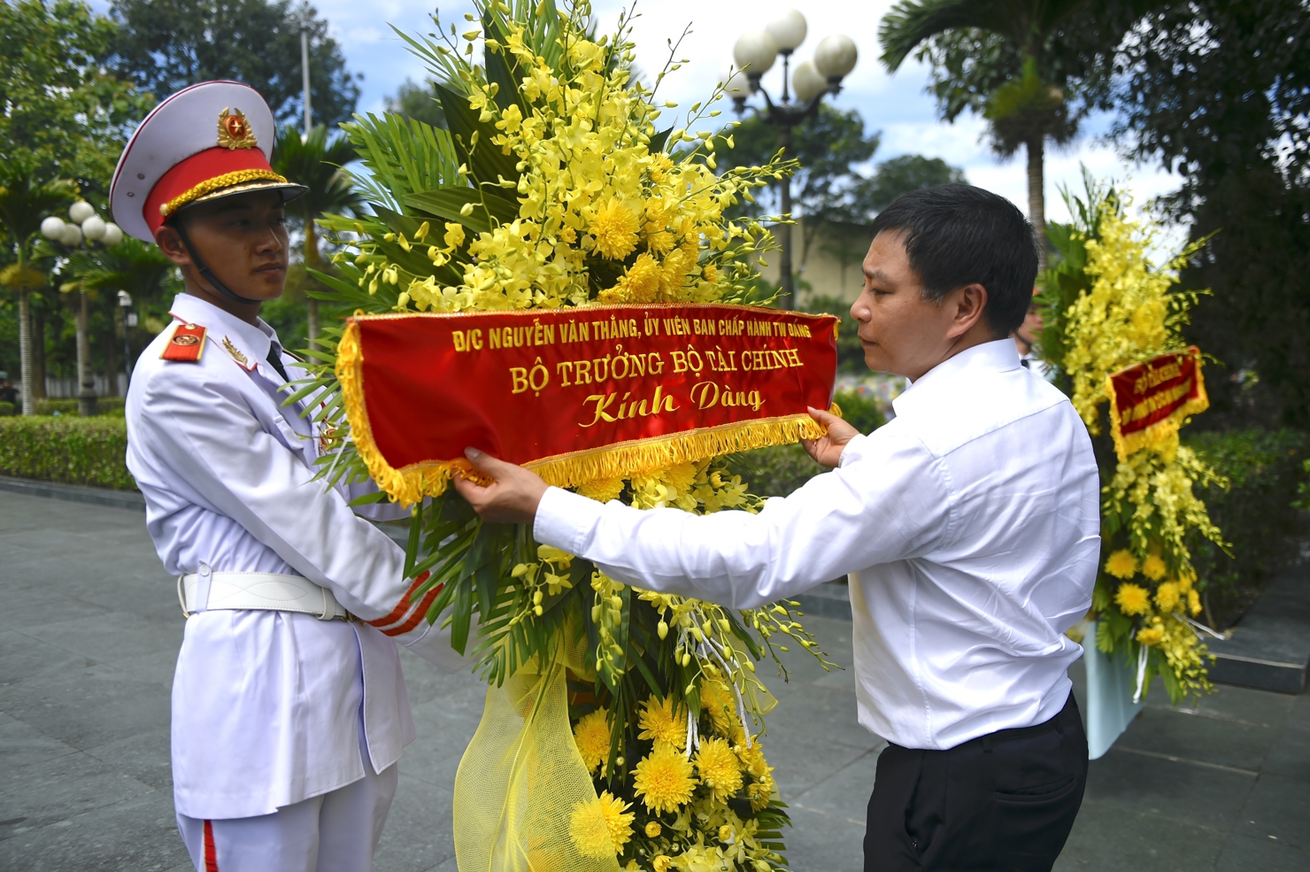 Bộ trưởng Nguyễn Văn Thắng cùng Đoàn công tác dâng hương tại Nghĩa trang Liệt sĩ Tông Khao, tỉnh Điện Biên (ngày 5/7).