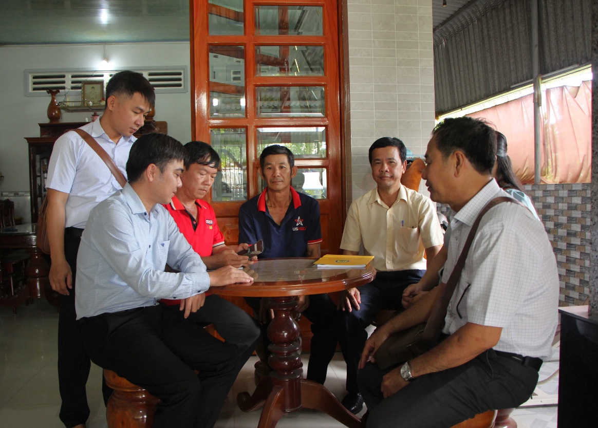 Điều tra viên tiến hành thu thập thông tin tại hộ dân tỉnh An Giang.