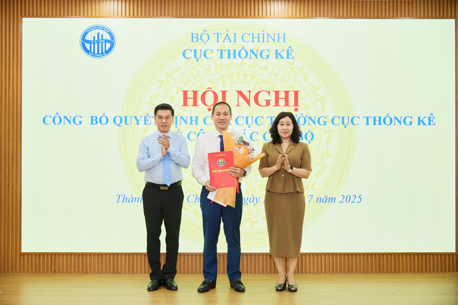 Trưởng Thống kê TP. Hồ Chí Minh Nguyễn Khắc Hoàng vinh dự nhận Quyết định bổ nhiệm và hoa chúc mừng của Cục trưởng Cục Thống kê Nguyễn Thị Hương và Phó Chủ tịch UBND TP. Hồ Thí Minh Nguyễn Văn Dũng.