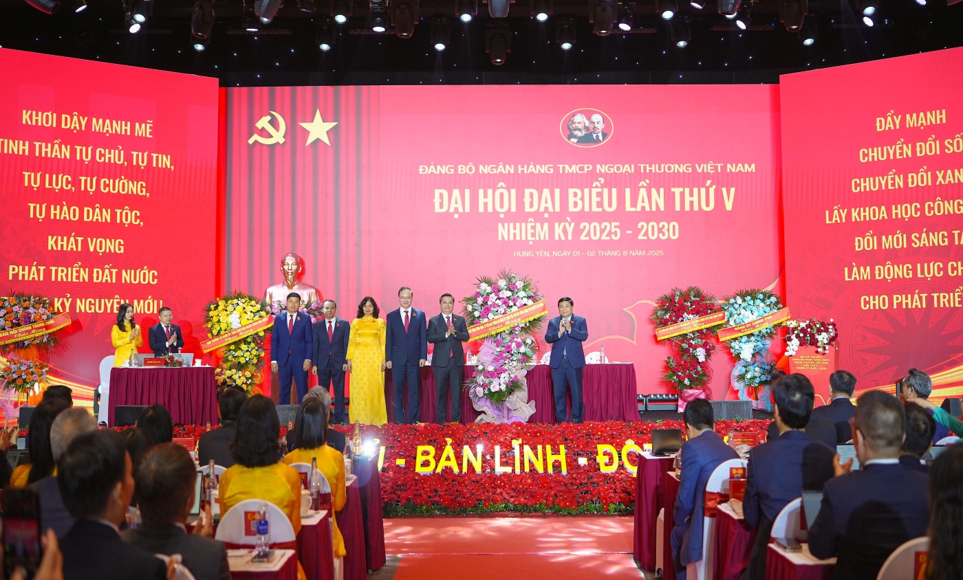 Đồng chí Nguyễn Chí Dũng - Ủy viên BCH Trung ương Đảng, Ủy viên BTV Đảng ủy Chính phủ, Phó Thủ tướng Chính phủ tặng hoa chúc mừng và chụp ảnh lưu niệm cùng Đoàn Chủ tịch Đại hội.