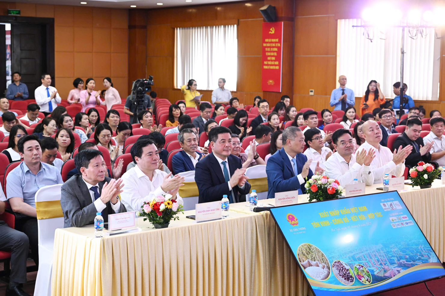 Bộ Công thương tổ chức sự kiện “Xuất nhập khẩu Việt Nam: Tôn vinh - Công bố - Kết nối - Hợp tác” 