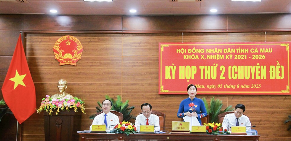 Bà Lê Thị Nhung, Phó Chủ tịch HĐND tỉnh Cà Mau, Chủ tọa Kỳ họp thứ 2, HĐND tỉnh Cà Mau khoá X, điều hành kỳ họp. Ảnh: Nguyễn Quốc