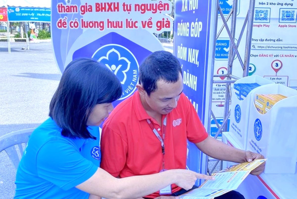 Tuyên truyền chính sách BHXH tự nguyện cho người dân TP. Hồ Chí Minh. Ảnh: PT