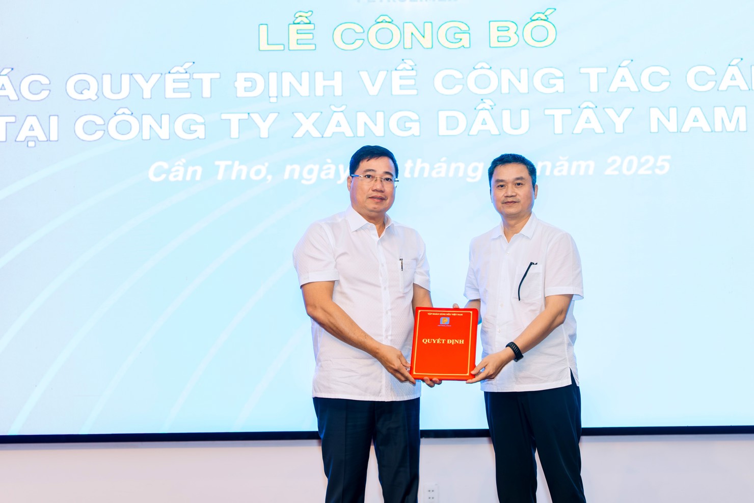 Ủy viên Ban Chấp hành Đảng bộ Chính phủ, Bí thư Đảng ủy, Chủ tịch HĐQT Petrolimex Phạm Văn Thanh trao quyết định điều động ông Phạm Ngọc Tấn.