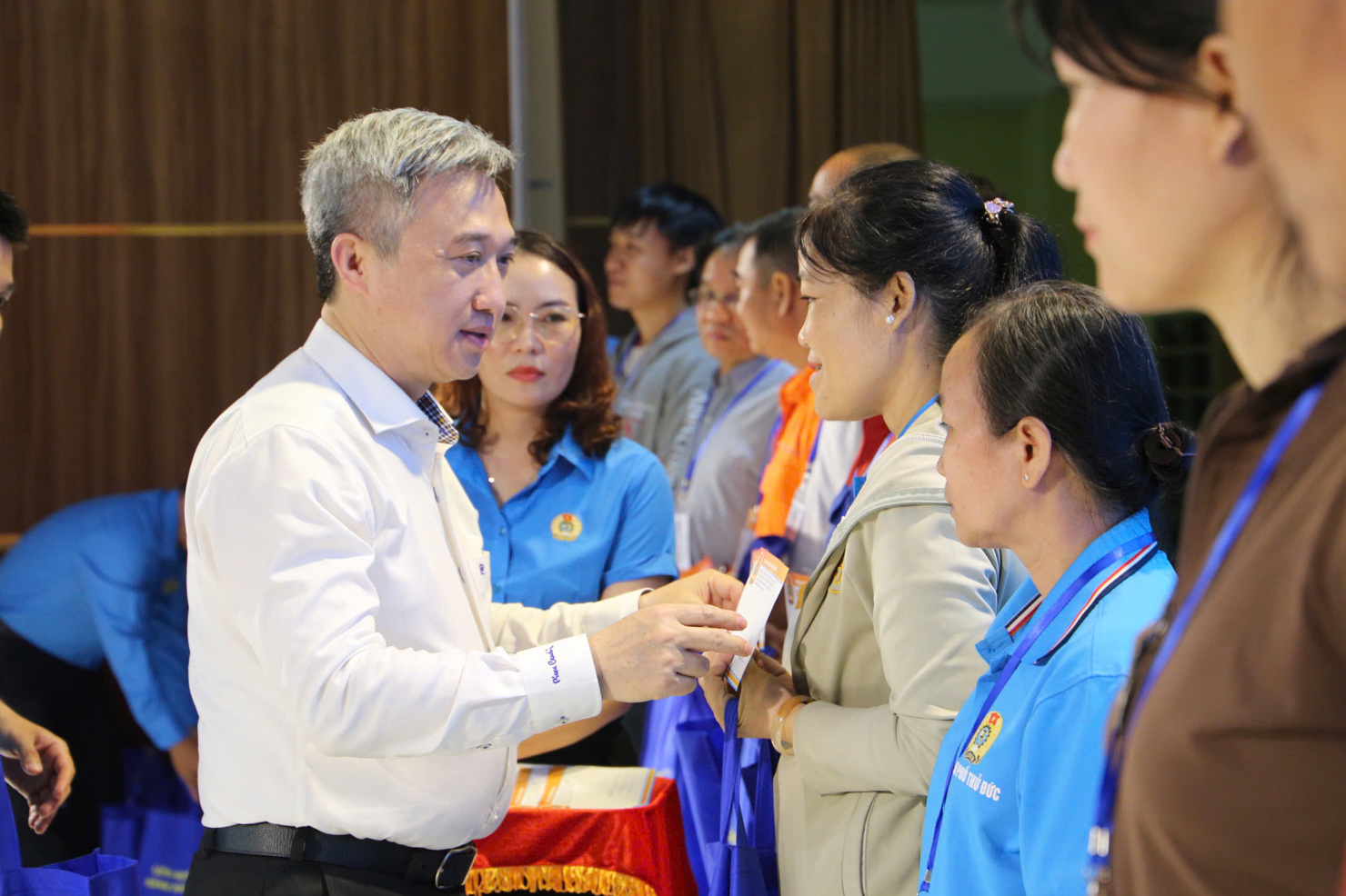 Phó Bí thư Thành ủy TP. Hồ Chí Minh Đặng Minh Thông trao quà cho công nhân. Ảnh: PT