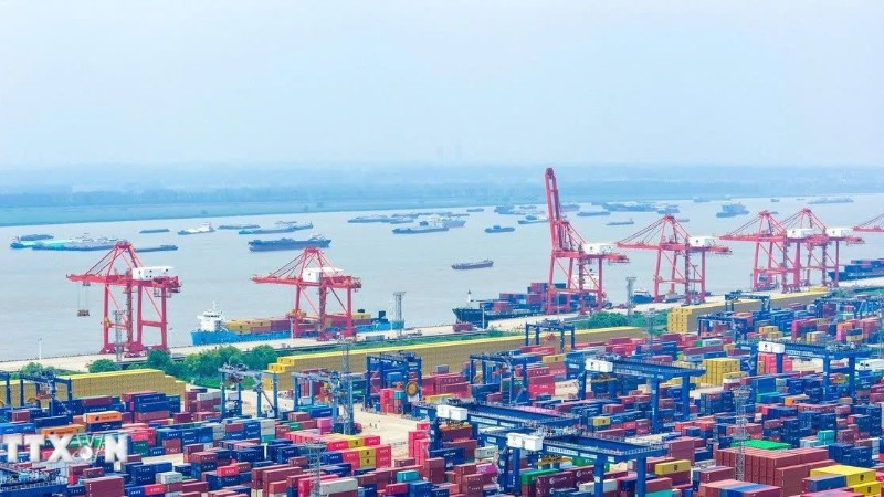 Quang cảnh cảng hàng hóa ở tỉnh Giang Tô, Trung Quốc. Ảnh: THX/TTXVN