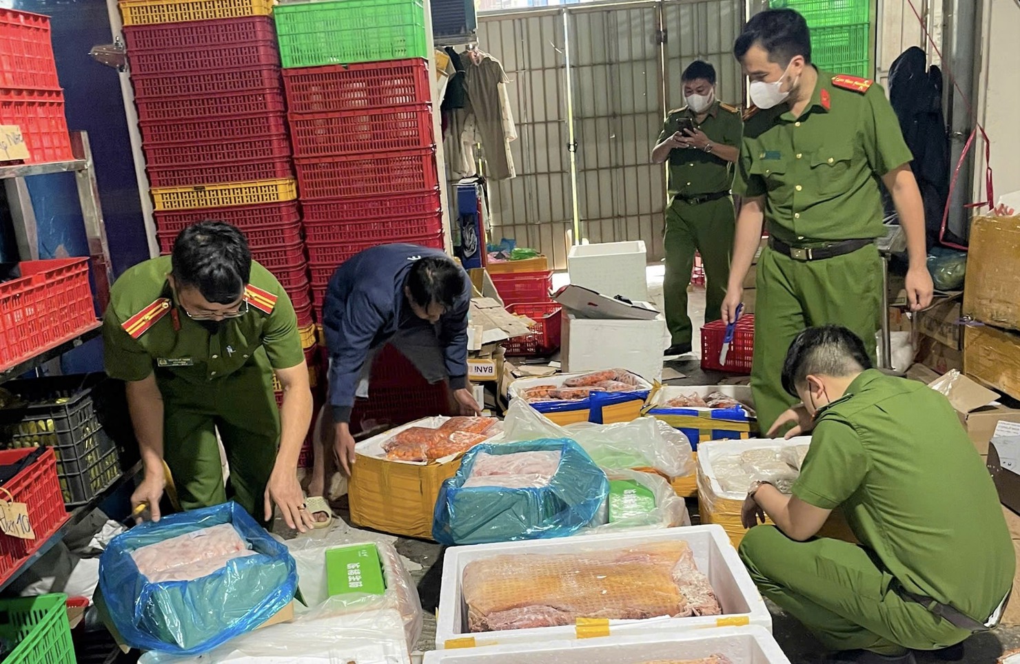 Công an tỉnh Lâm Đồng phối hợp với các lực lượng chức năng kiểm tra, xử lý một cơ sở kinh doanh, buôn bán thực phẩm không rõ nguồn gốc. Ảnh: Công an tỉnh Lâm Đồng