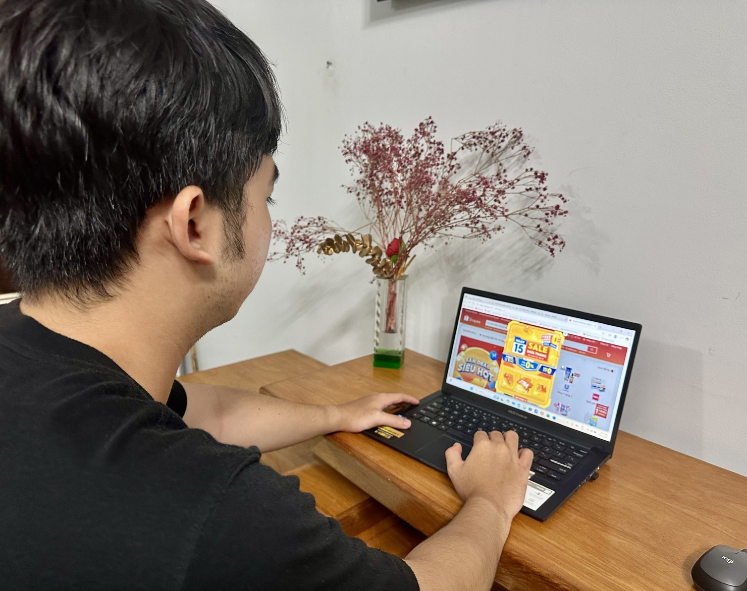 Thế hệ Gen Z giúp tăng trưởng cho thương mại điện tử Việt Nam. Ảnh: T.H