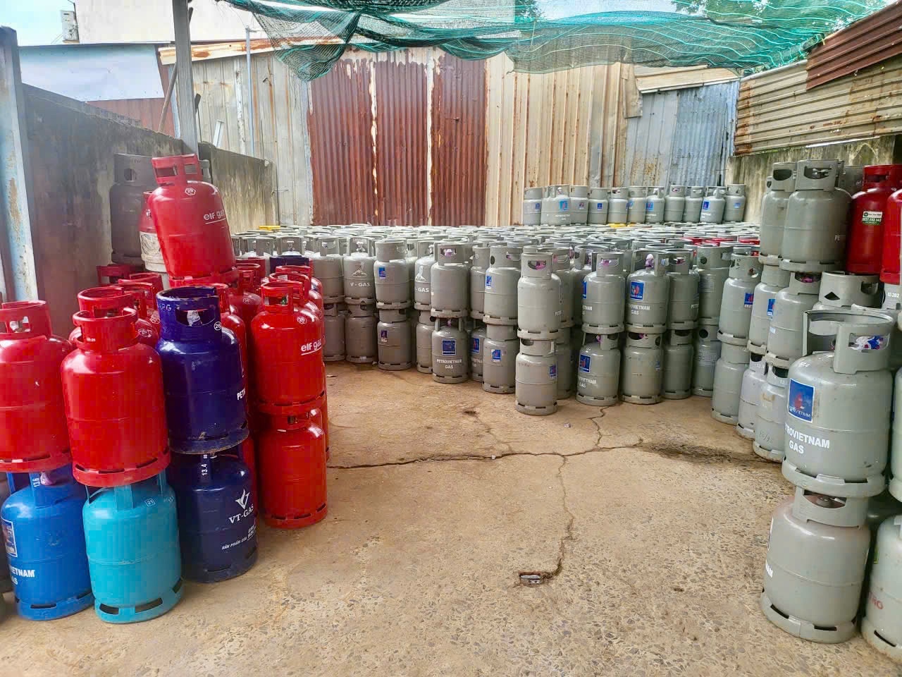 Hàng trăm bình gas giản nhãn hiệu được thu giữ tại hiện trường